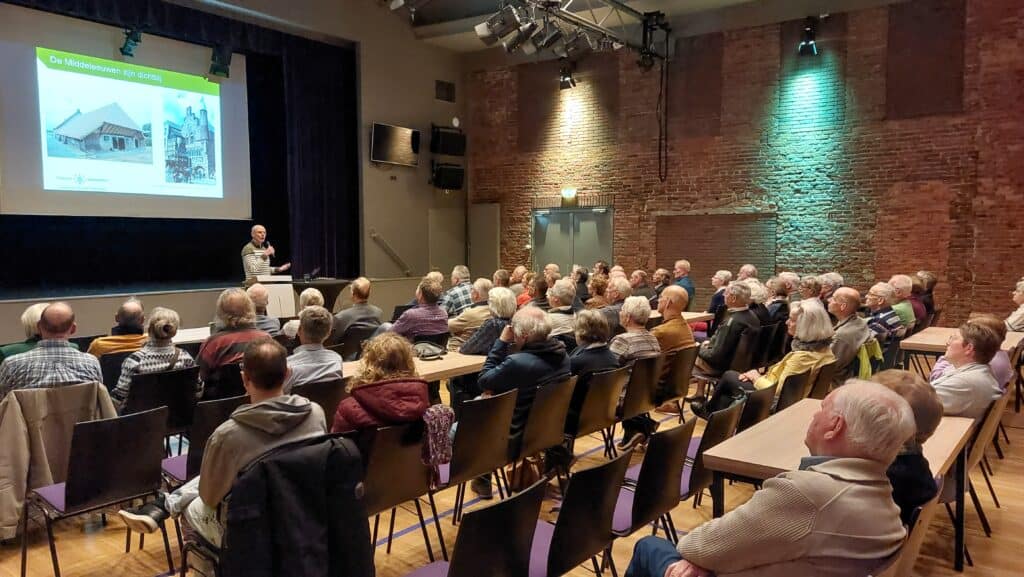 Een groot aantal aanwezigen bij deze lezing