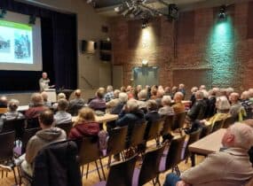 Een groot aantal aanwezigen bij deze lezing